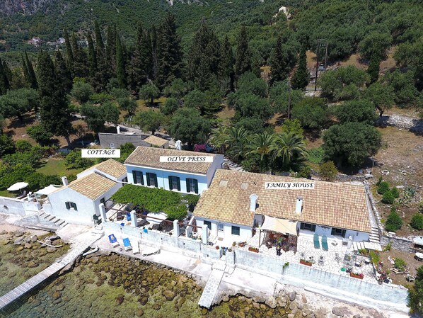 Uma casa familiar com piscina e área de estar ao ar livre.