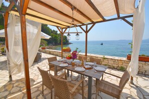 Outdoor dining - Nissaki Olive Press Villas-Family House (Nisaki)