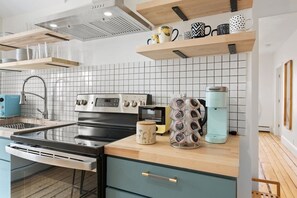 Fridge, microwave, oven, stovetop - ★New 3BR APT★Modern & Satylish Stay for Groups! (Providence)