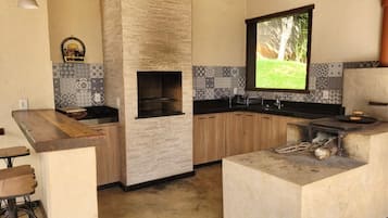 Micro-ondas, fogão, cooktop, talheres/pratos/utensílios de cozinha