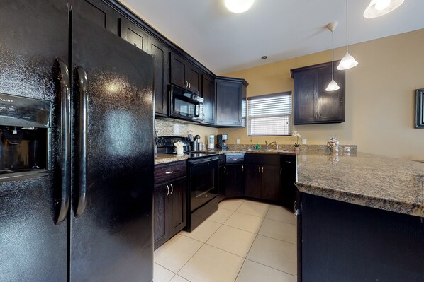 冰箱、微波炉、烤箱、炉灶