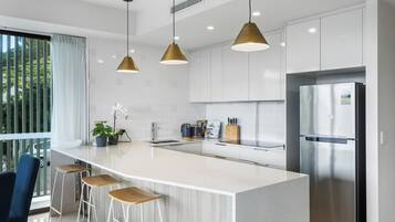 Fridge, microwave, oven, stovetop