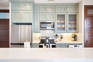 ثلاجة، ميكروويف، فرن، موقد طهي مسطح