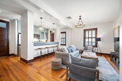 Charming Historic Loft, 3 Blocks from The Strand
