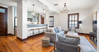 Charming Historic Loft, 3 Blocks from The Strand