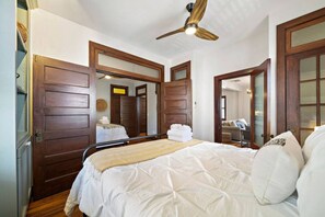 2 soverom, skrivebord, strykejern/-brett og reiseseng for barn