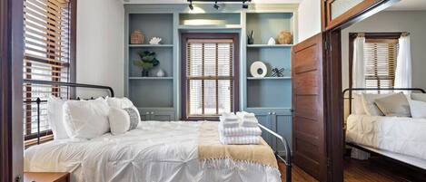 2 Schlafzimmer, Schreibtisch, Bügeleisen/Bügelbrett, Reisekinderbett