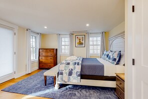 6 bedrooms, iron/ironing board, internet, bed sheets - Historic, dog-friendly beach view house with fast WiFi, ocean view, & grill (Oak Bluffs)