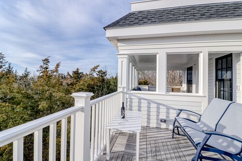 Historic, dog-friendly beach view house with fast WiFi, ocean view, & grill