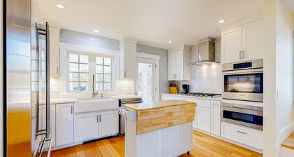 Historic, dog-friendly beach view house with fast WiFi, ocean view, & grill