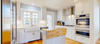 Historic, dog-friendly beach view house with fast WiFi, ocean view, & grill