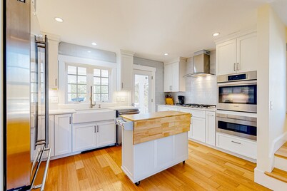 Historic, dog-friendly beach view house with fast WiFi, ocean view, & grill