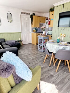Chalet | Woonkamer | Een 30-inch televisie met kabelzenders en een open haard
