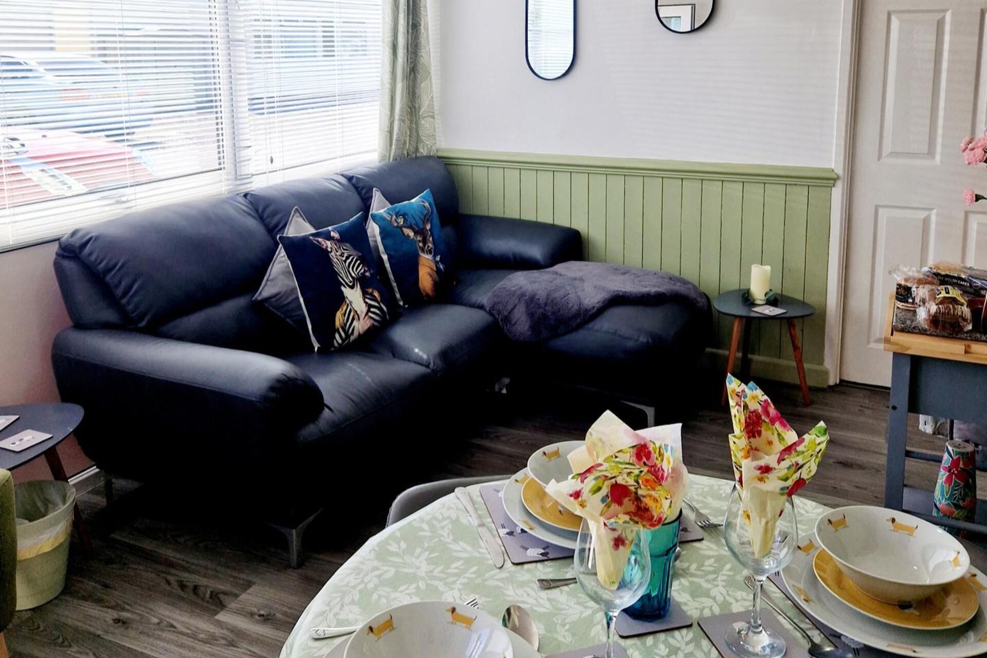 Televisi 30-inci dengan saluran TV kabel dan perapian