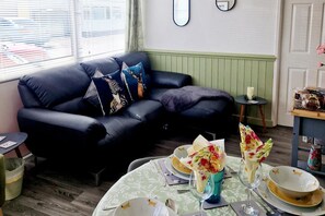 30–tuumainen televisio, jossa kaapelikanavat