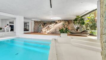 Inomhuspool och utomhuspool