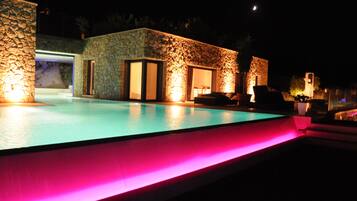 Inomhuspool och utomhuspool