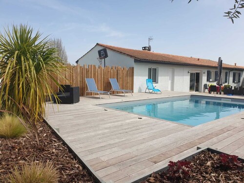 Maison agréable de plein pied piscine calme petit village aux portes du médoc