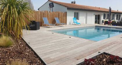 Maison agréable de plein pied piscine calme petit village aux portes du médoc