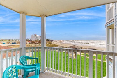 Seascape resort condo with ocean-view balcony, WiFi, AC, pool, & hot tub