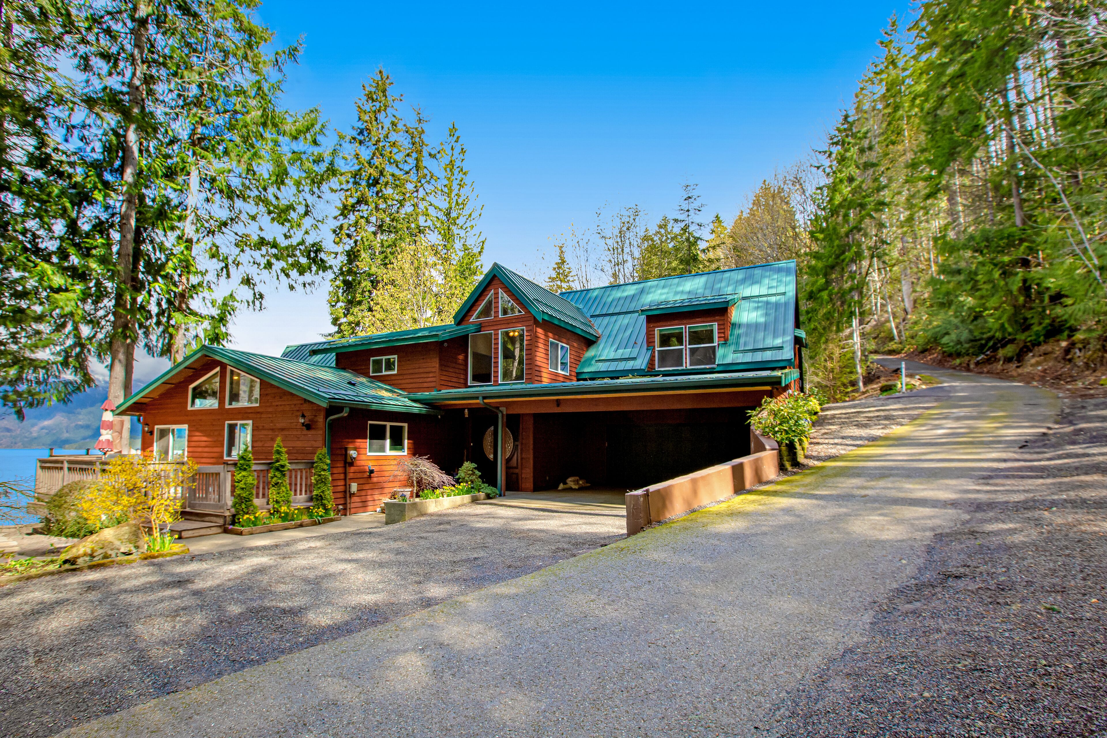 Luxurious lakefront home with matchless mountain view & private hot tub- dogs OK