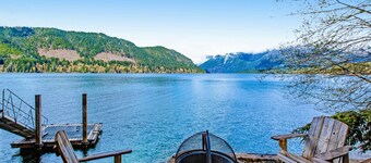 Luxurious lakefront home with matchless mountain view & private hot tub- dogs OK