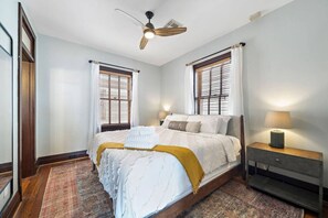 1 chambre, bureau, fer et planche à repasser, lit de bébé portatif