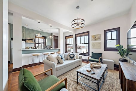 Smart TV, books. Stylish Historic Loft, 3 Blocks to The Strand