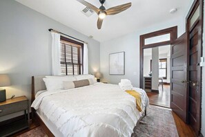 1 habitación, escritorio, tabla de planchar con plancha y cuna de viaje