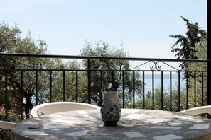 Outdoor dining - Apartment with two bedrooms and stunning sea views. (Corfu)