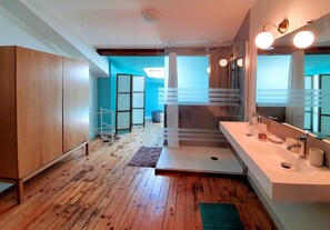 Badewanne, Haartrockner, Handtücher, Seife