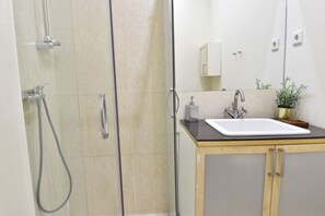 Shower - Pretty central 4 bedroom 3 bathroom (Budapest)