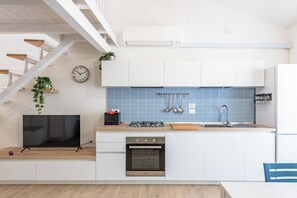 Frigorífic, forn, placa de cuina i cafetera i tetera 