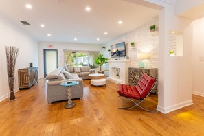 Living area - ☆ Gated Island ☆ TROPICAL Villa with HEATED POOL ☆ (North Bay Village)