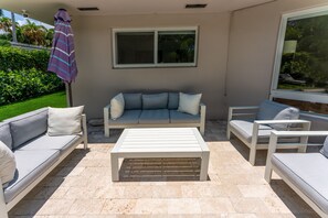Terrace/patio - ☆ Gated Island ☆ TROPICAL Villa with HEATED POOL ☆ (North Bay Village)