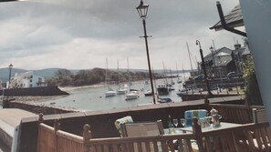 Outdoor dining - LOVELY 2 BED APARTMENT PORTHMADOG HARBOURSIDE FANTASTIC VIEWS Ffestiniog trains (porthmadog)