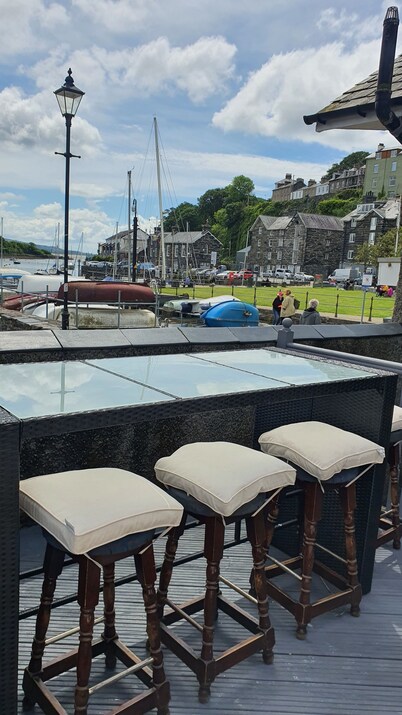 LOVELY 2 BED APARTMENT PORTHMADOG HARBOURSIDE FANTASTIC VIEWS Ffestiniog trains