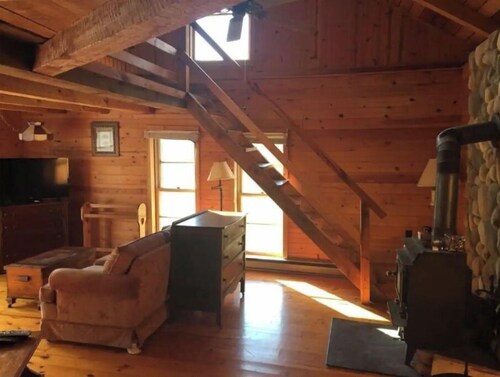 Tappan Lake Cabin -Three acres of privacy!