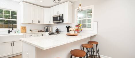 Kylskåp, mikrovågsugn, ugn och spishäll