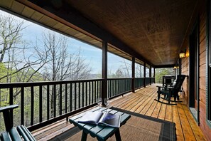 Terrace/patio - Family Friendly ~ Large Deck ~ Hot Tub ~ Game Room ~ Secluded Getaway (Sevierville)