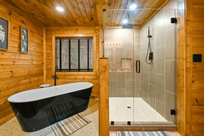 Combined shower/bathtub, hair dryer, towels, soap - Family Friendly ~ Large Deck ~ Hot Tub ~ Game Room ~ Secluded Getaway (Sevierville)