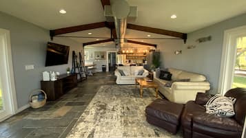 تلفزيون ذكي، مدفأة، ستيريو