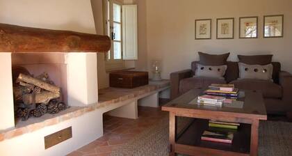 Beautiful 16th Century farmhouse with large pool, located near Cortona,Tuscany