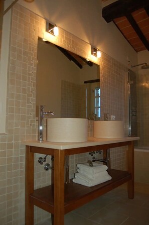 Ensemble douche/baignoire, sèche-cheveux, bidet, serviettes fournies