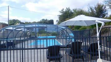 Een verwarmd zwembad