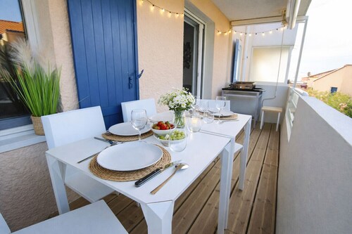 Contemporary-style flat 150 metres from the ocean