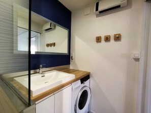 Shower, hair dryer - Contemporary-style flat 150 metres from the ocean (Les Sables-d´Olonne)