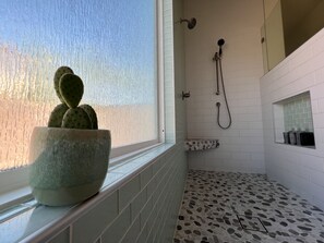 Ensemble douche/baignoire, sèche-cheveux, serviettes fournies, savon