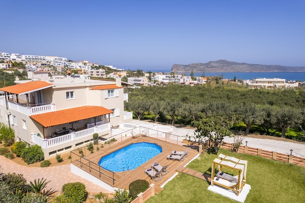 beautiful oval pool (7,6X4,5X1,25m)with garden, patio, and BBQ area