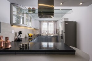 Jääkaappi, uuni, liesi, astianpesukone